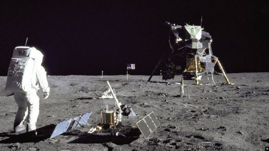 50 عام ا على رحلة أبولو 11 هل هبط البشر على سطح القمر ولماذا لم يعودوا إليه