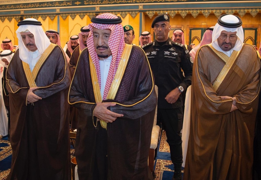 الملك سلمان يؤدي صلاة الجنازة على شقيقه الأمير بندر بن عبد العزيز